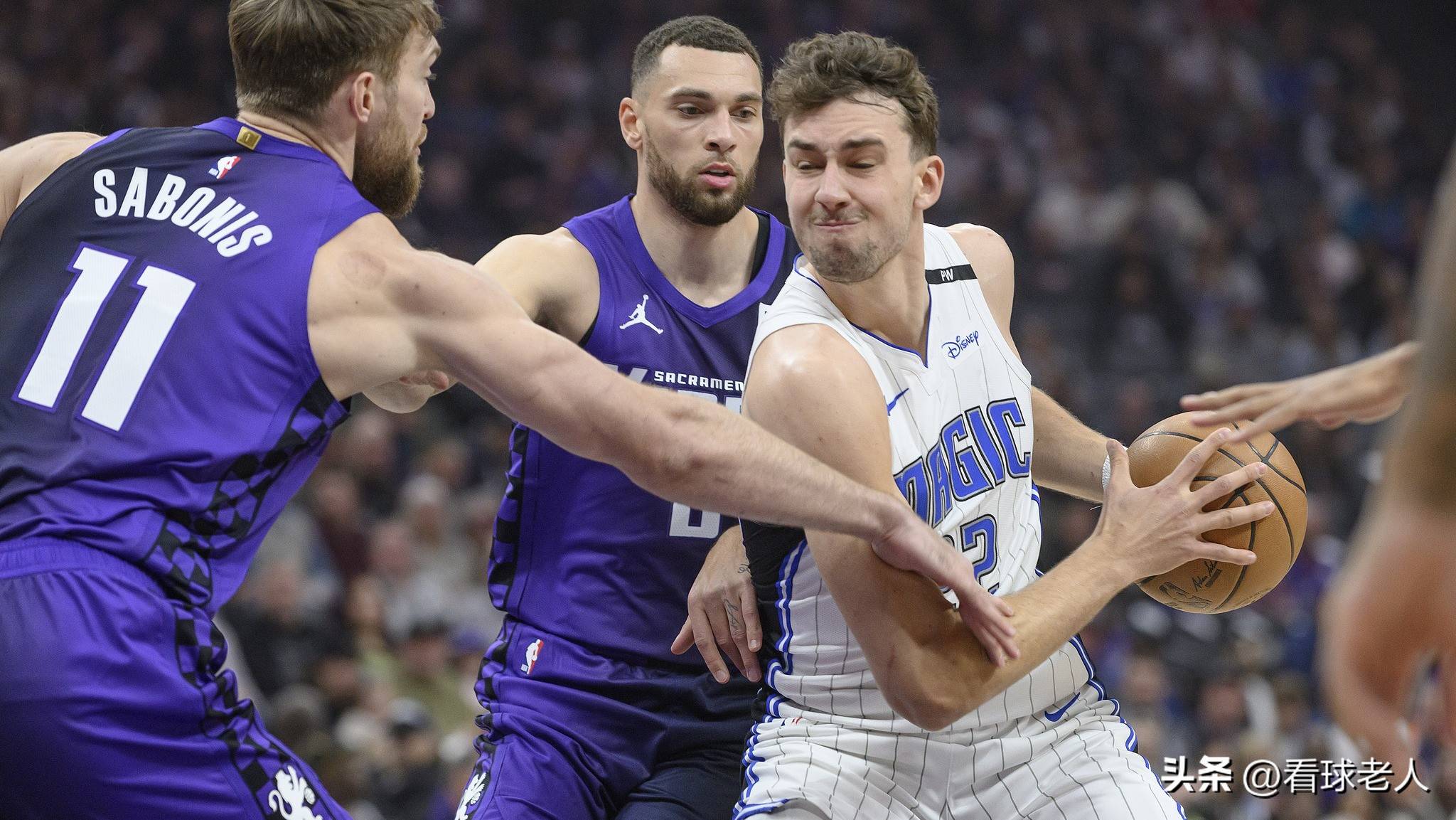 世界杯常规赛对决在即!圣安东尼奥马刺演练定位球,达拉斯独行侠密集防守应对的简单介绍